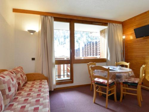 a room with a table and a couch and a window at Studio confortable 3/4 pers, proche des pistes - FR-1-181-2356 in La Plagne Tarentaise