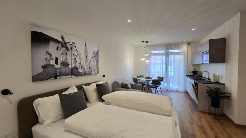 Un dormitorio con una cama y un comedor. en ecHo Apartments & SPA, en Bresanona