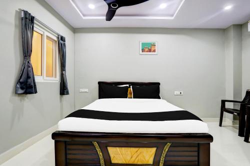 a bedroom with a bed in a room at Hotel O Savoy Grand in Warangal