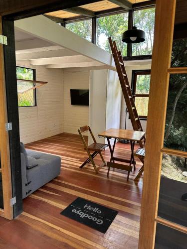 un salon avec une table et un canapé dans l'établissement Cabana em Araras, à Petrópolis