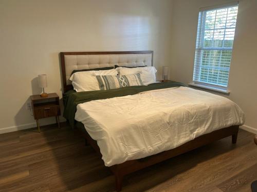 Кровать или кровати в номере Downtown 3 BR, 2 BA newly renovated home close to Castle St
