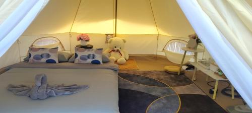 a room with a tent with a bed in it at เดอะเบสภูลังกาพะเยา in Ban Sakoen