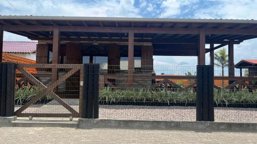 Un jardín fuera de Pousada Toca da Coruja Chalé Grande