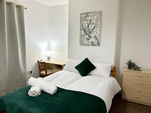 Postel nebo postele na pokoji v ubytování Peaceful Walkley home walking distance to city centre - street Parking