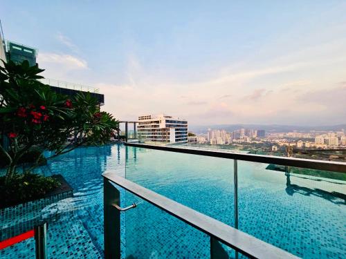 ein Schwimmbad auf dem Dach eines Gebäudes in der Unterkunft Panorama luxury Suites At TM Persiaran Stonor KLCC in Kuala Lumpur