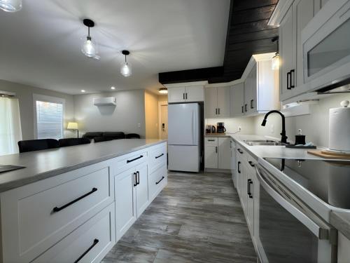 Kuchyň nebo kuchyňský kout v ubytování The Lookout - Sherbrooke Cottages