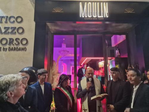 a group of people standing in front of a store at Antico Palazzo del Corso by Home Dardano in Mirto Crosia