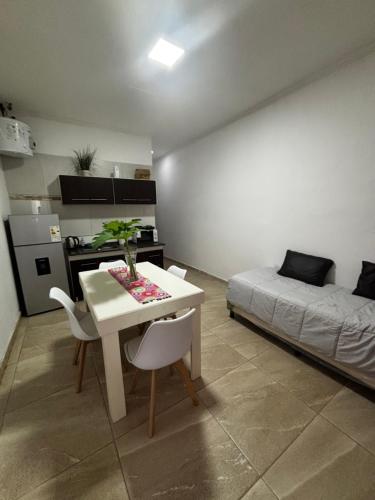 a small room with a table and a bed at La Termal Centro in Presidencia Roque Sáenz Peña