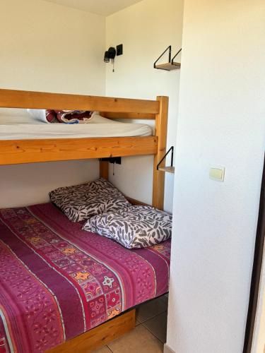 una habitación con dos literas y una cama en T2 Reallon gardette, en Réallon