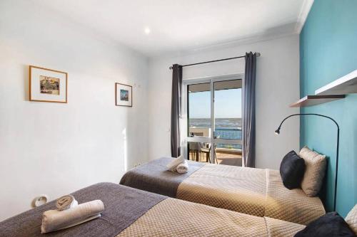 En eller flere senge i et værelse på Duplex Apartamento Tartaruga