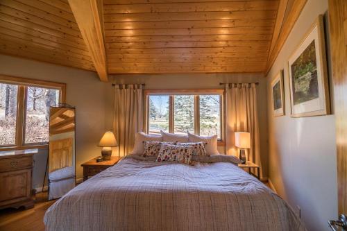 una camera da letto con un letto grande in una stanza di A Nest With a View a Blowing Rock
