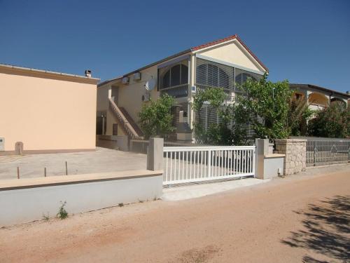 Apartment Mit Großer Terrasse Im Erdgeschoss
