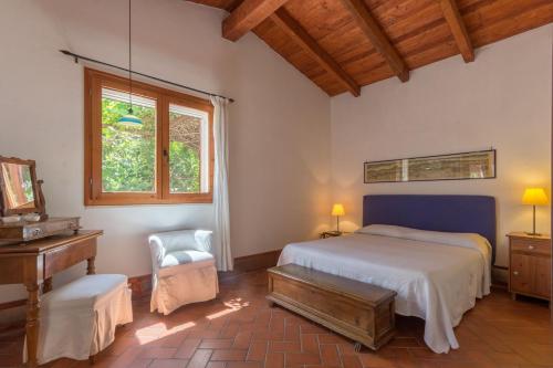 1 Schlafzimmer mit 2 Betten und einem Klavier in der Unterkunft Ferienhaus für 5 Personen ca 90 qm in Castiadas, Sardinien Sarrabus Gerrei in Castiadas