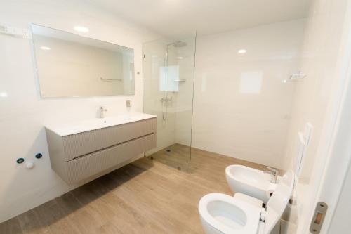 TRACADERO Ocean Pearl Suite في La Laguna: حمام مزود بمرحاض ومغسلة ومرآة