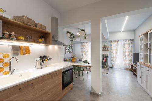 Elegant 2BR Apt Near Acropolis & Metro