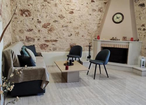 Posezení v ubytování Sklavaki Traditional Villa - Private Pool & Views