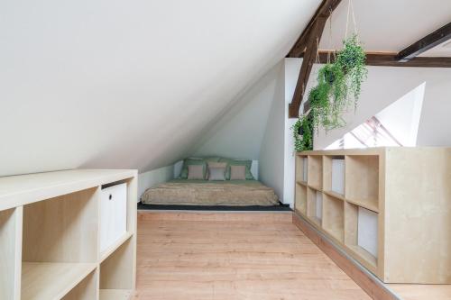 特伦钦B-Home Apartments - Štýlový podkrovný apartmán 74 m2的阁楼卧室配有一张床