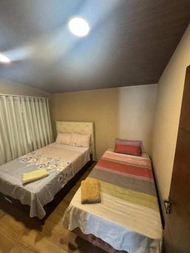 two beds in a small room with at Mar Adentro Casa 5 in Santa Cruz de la Sierra