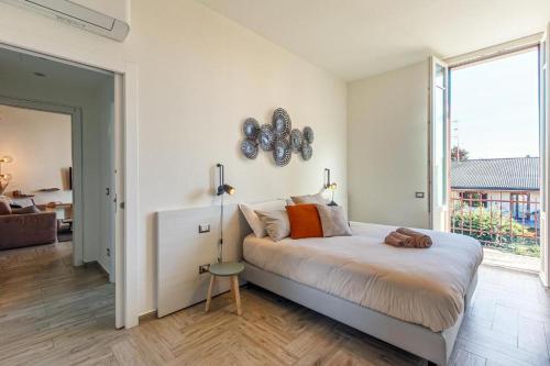 um quarto com uma cama e uma janela grande em Milano Malpensa 2 min - Suite With Wifi, AC, Free Park em Cardano al Campo