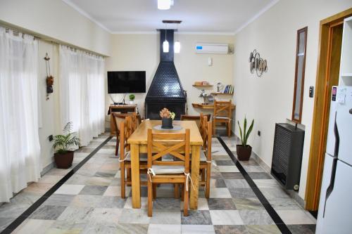 una sala da pranzo con tavolo e sedie di La Casita del Golf a Sierra de la Ventana