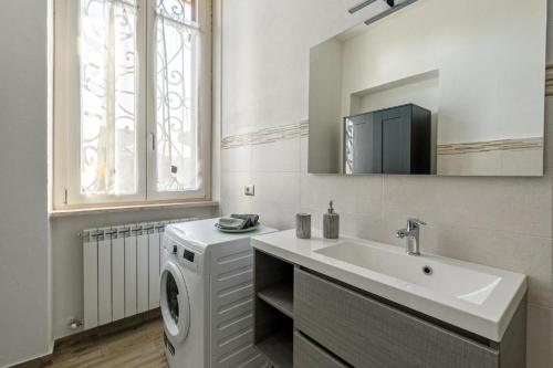 um banheiro com pia e máquina de lavar em Milano Malpensa 2 min - Suite With Wifi, AC, Free Park em Cardano al Campo
