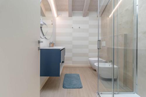 ein Badezimmer mit Toilette und Glasdusche in der Unterkunft Apartment-Boutique Stella in Cittadella