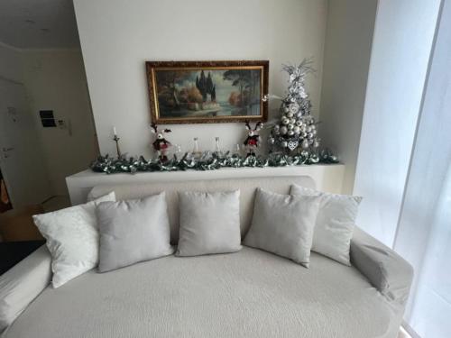 ein Wohnzimmer mit einer Couch mit Weihnachtsdekoration in der Unterkunft Casa Lazzarini luxury apartment in Pesaro