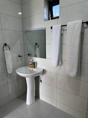 Ένα μπάνιο στο Lakeview Apartments - Serene Mustard