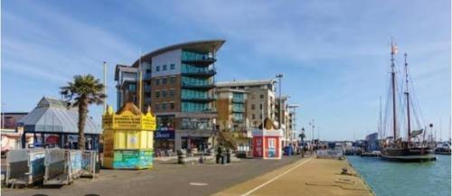 浦耳Cozy house的一座位于水边、码头旁边的建筑物