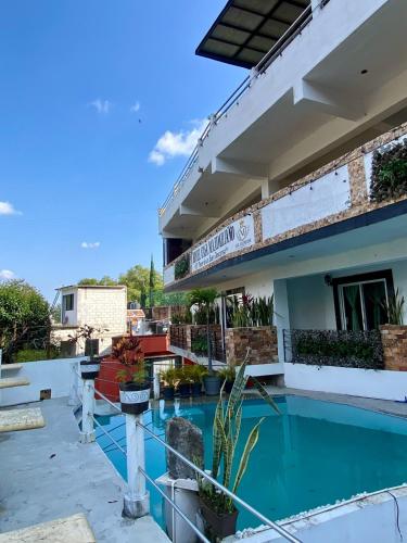a view of a building with a swimming pool at Hotel Casa Maximiliano in Tepoztlán