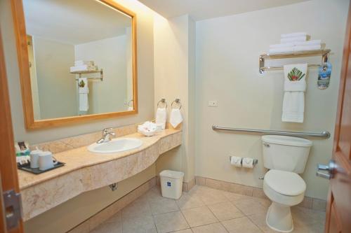 Koupelna v ubytování Sleep Inn Paseo Las Damas