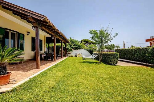 cour d'une maison avec une pelouse. dans l'établissement Villa Leo, à Terracine