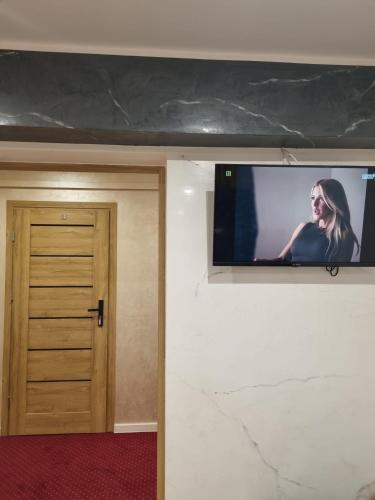 Μια τηλεόραση ή/και κέντρο ψυχαγωγίας στο stary PGR rooms & hostel