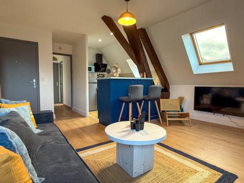 un soggiorno con un divano e una TV di Duplex T3 en centre-ville avec très belle vue a Chartres