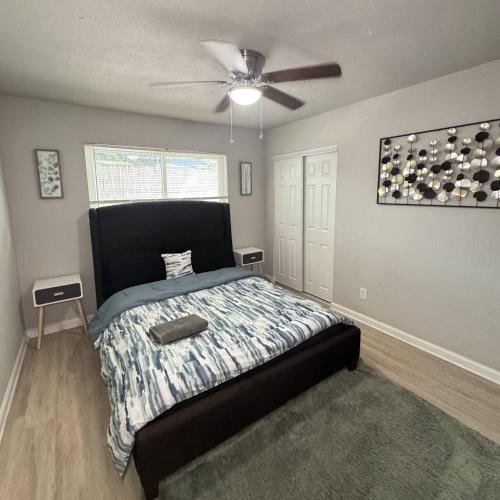 Ένα ή περισσότερα κρεβάτια σε δωμάτιο στο 1 DT Dallas l FIFA WORLD CUP READY l 5 Min from Love Field