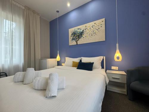 Ένα ή περισσότερα κρεβάτια σε δωμάτιο στο IRIS Garden Rooms