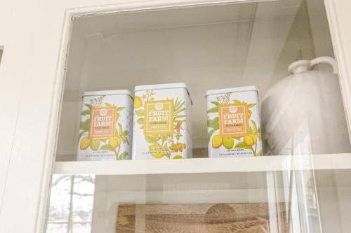 un estante con tres recipientes de comida en un refrigerador en Lafayette Getaway-Downtown House with Free Parking, en Lafayette