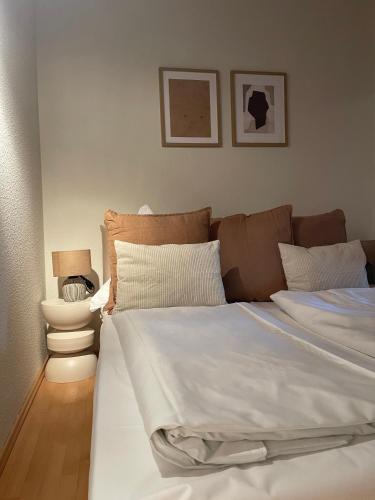 ein Schlafzimmer mit einem großen Bett mit weißer Bettwäsche in der Unterkunft Ferienwohnung Heidi in Prien am Chiemsee