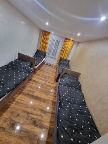 Ένα ή περισσότερα κρεβάτια σε δωμάτιο στο stary PGR rooms & hostel