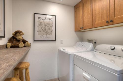 Ein Teddybär sitzt auf einer Küchentheke. in der Unterkunft Tamarron PineCone 854 in Durango