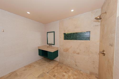 a bathroom with a sink and a mirror at Casa Nära Hotel in El Sucio