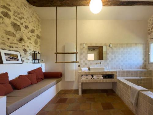 Fotografie z fotogalerie ubytování Maison XVII - Authenticité et luxe contemporain v destinaci Chateauneuf Villevieille