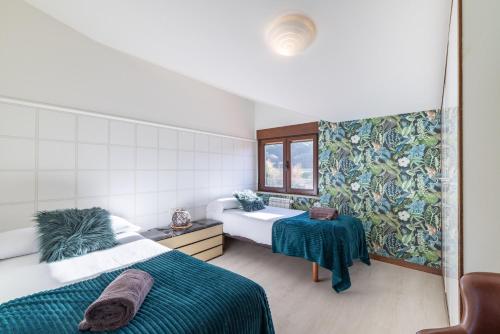 une chambre avec deux lits et une fenêtre dans l'établissement Villa Carolina Luxury Singular, à Basoñas