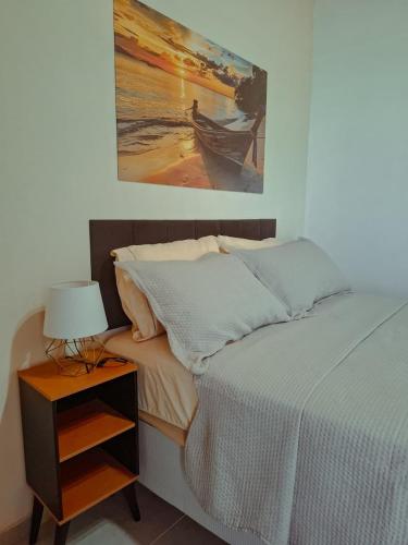 une chambre avec un lit et un tableau au mur dans l'établissement Wind Village Icaraizinho, à Icaraí