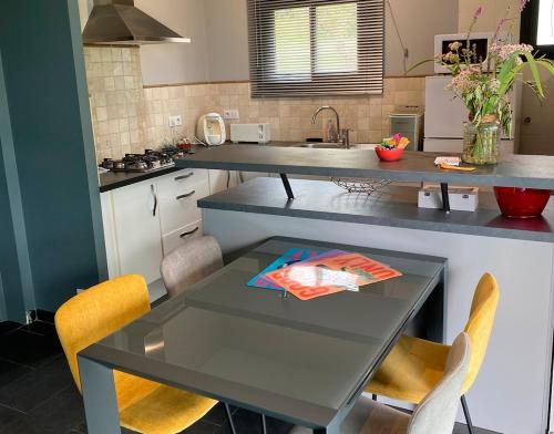 Kuchyň nebo kuchyňský kout v ubytování Le Cabanon du Lac, Aix-les-Bains