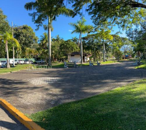 a park with benches and palm trees on a sunny day at Perto da Praia! Apenas 150m, Na melhor região in Ilhabela