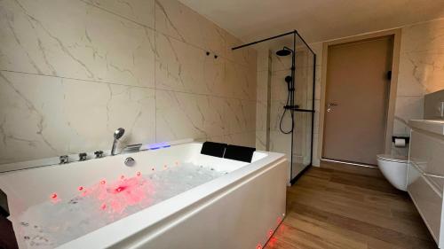 Ένα μπάνιο στο Chez Margueritte, Cosy, Jacuzzi & Parking Facile