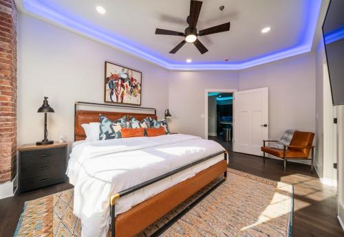 a bedroom with a bed and a ceiling fan at Chic Downtown Retreat Fireplace Game Area in Hot Springs