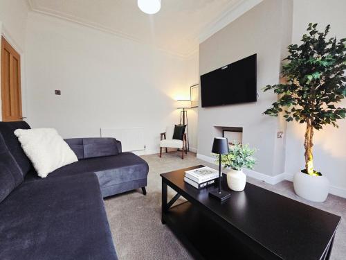 TV a/nebo společenská místnost v ubytování Albert House, 4-Bed Home, Free Parking & Garden