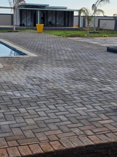 Bazén v ubytování KGADITSE ROAD LODGE nebo v jeho okolí